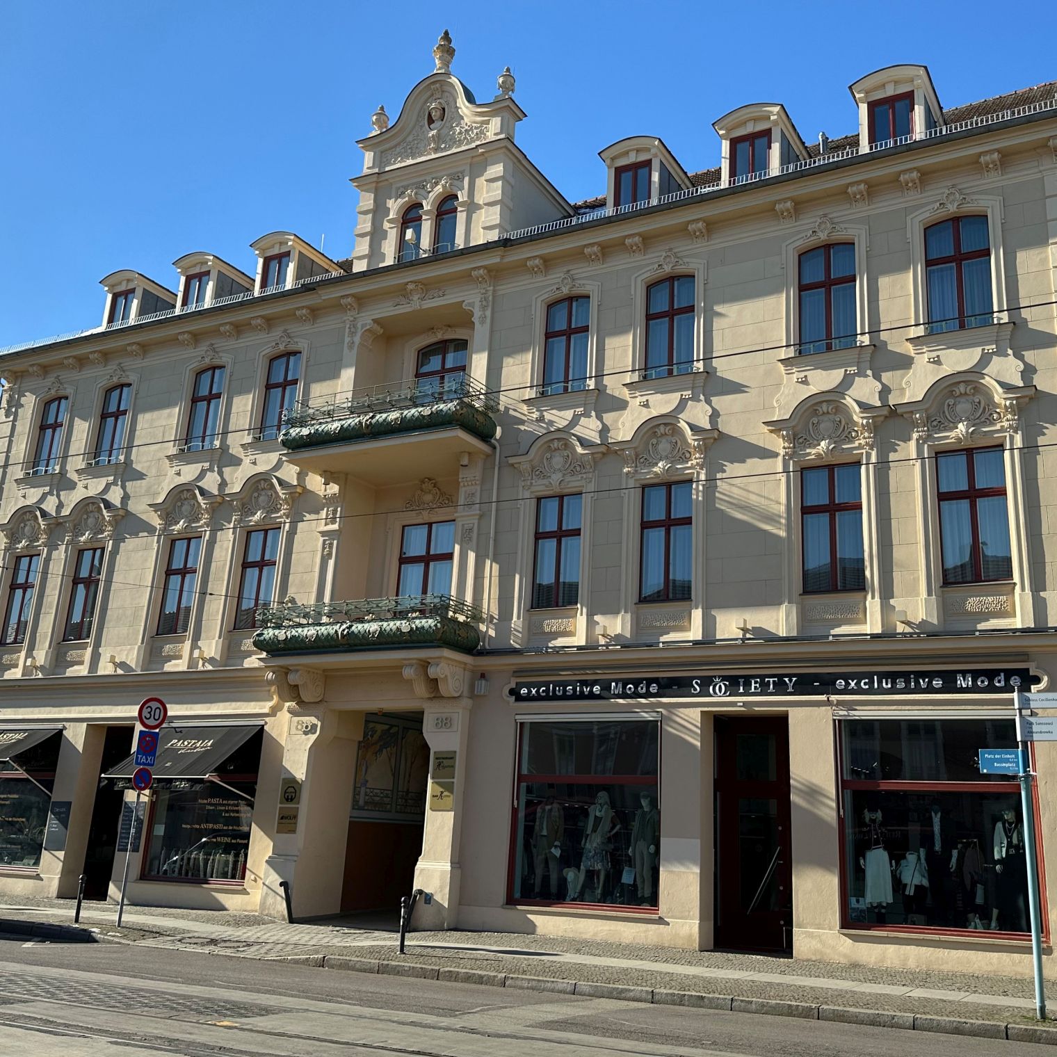 Entrance to the Le doux Souvenir Hotel in Potsdam